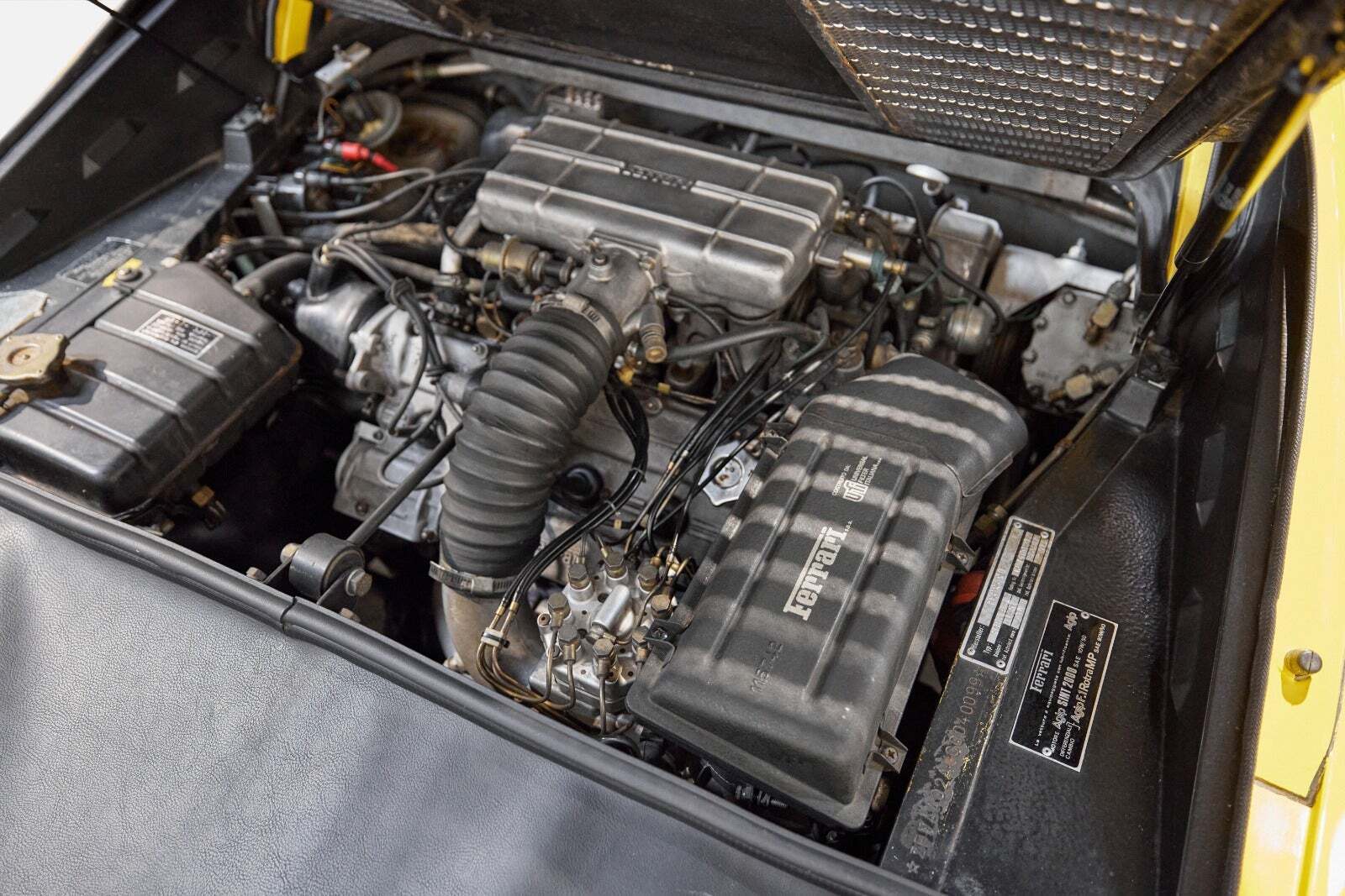 Gul Ferrari 308 fra 1981