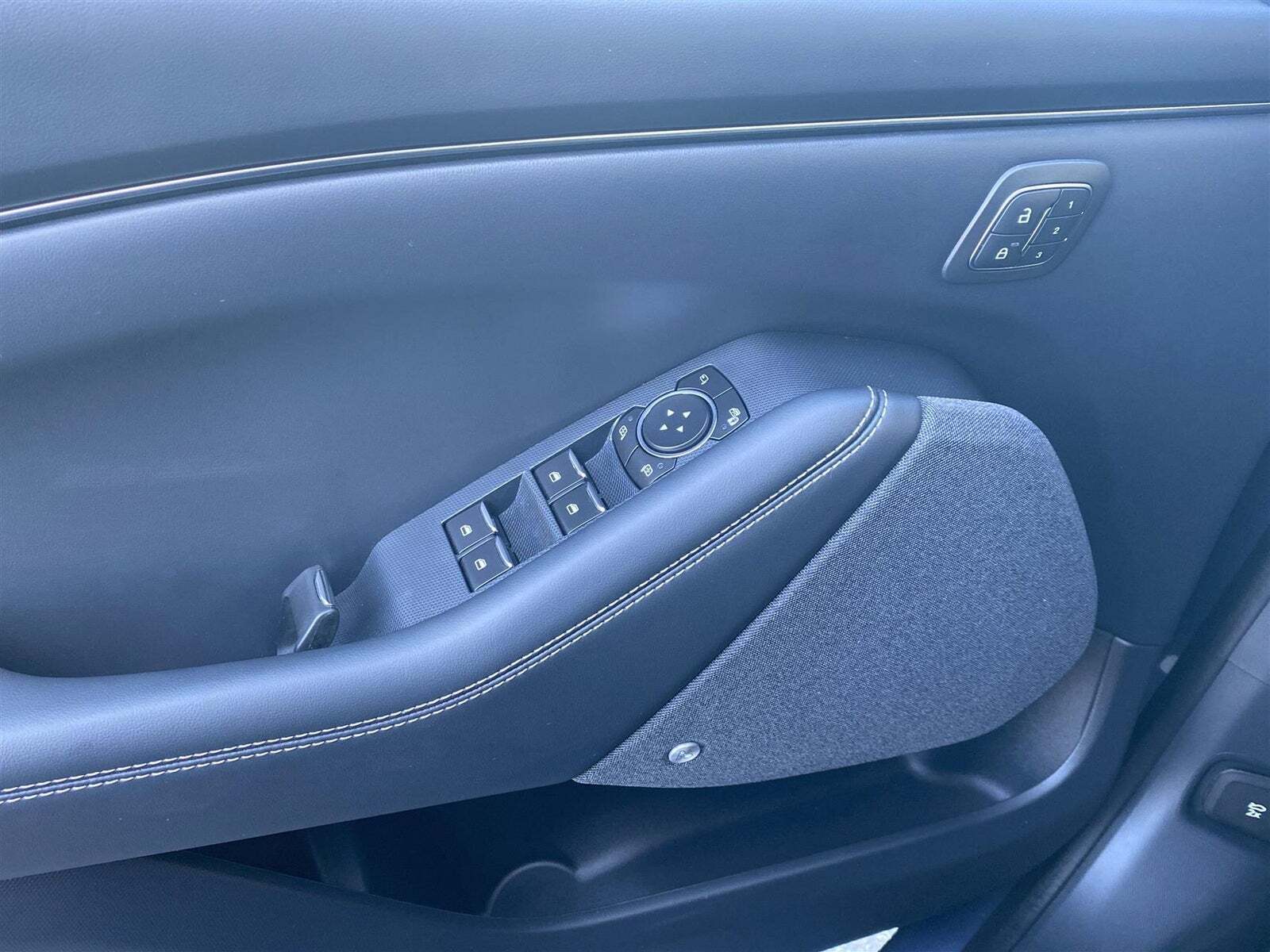 Blå Ford Mustang Mach-E fra 2021