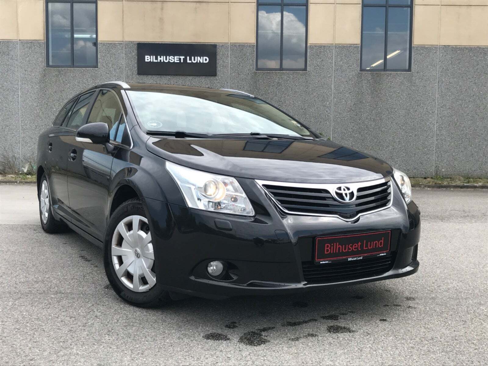 Grå Toyota Avensis fra 2010