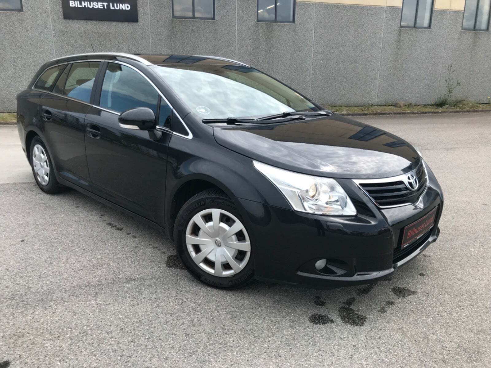 Grå Toyota Avensis fra 2010