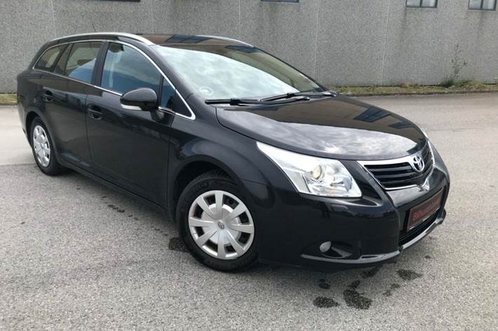 Grå Toyota Avensis fra 2010