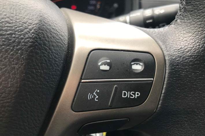 Grå Toyota Avensis fra 2010