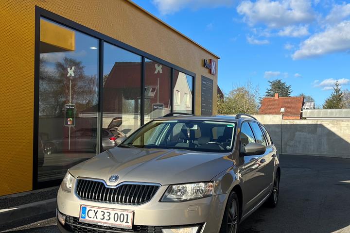 Brun Skoda Octavia fra 2014