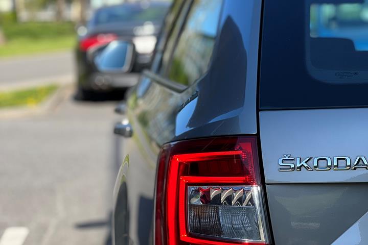Brun Skoda Octavia fra 2014