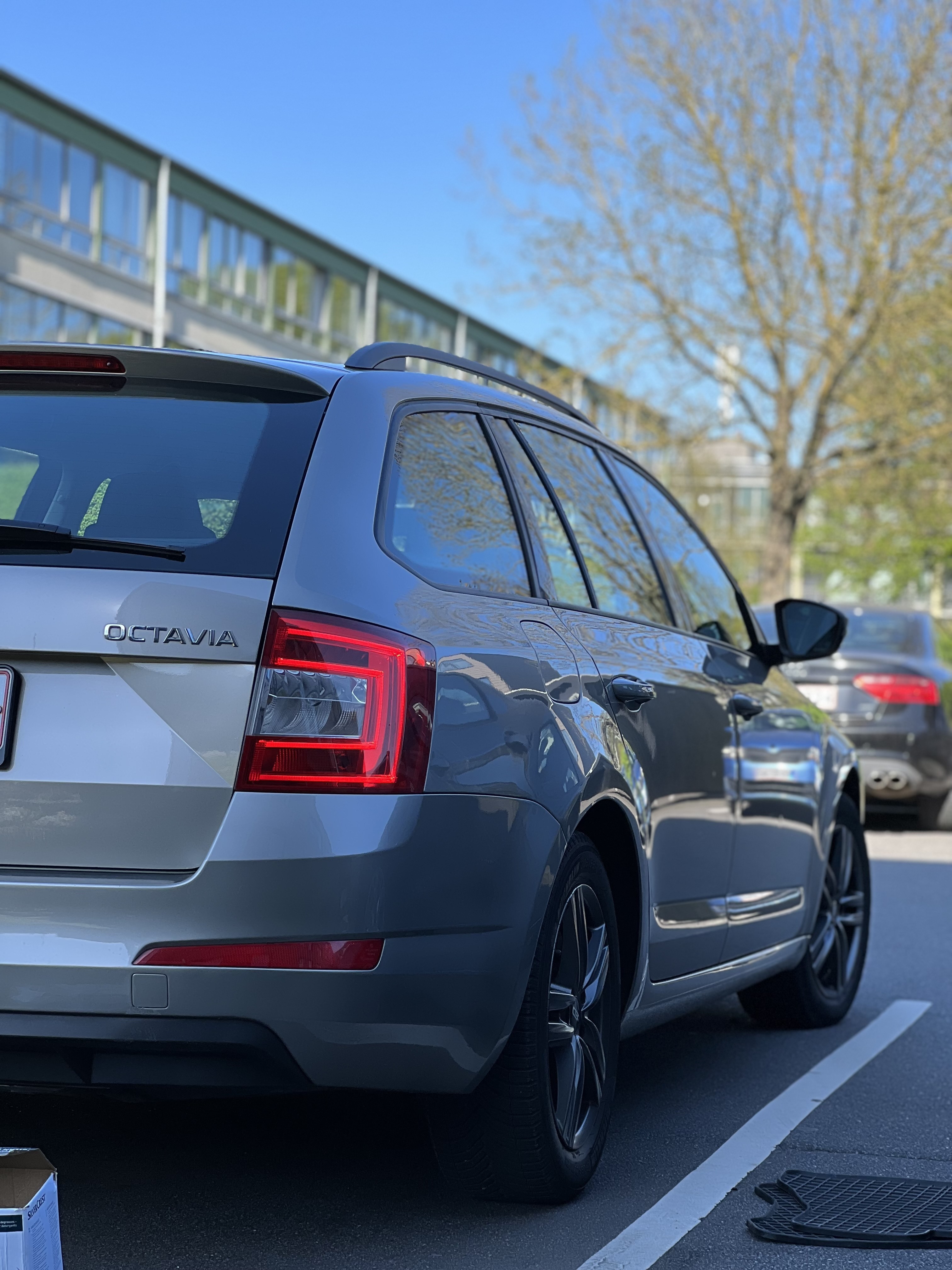 Brun Skoda Octavia fra 2014