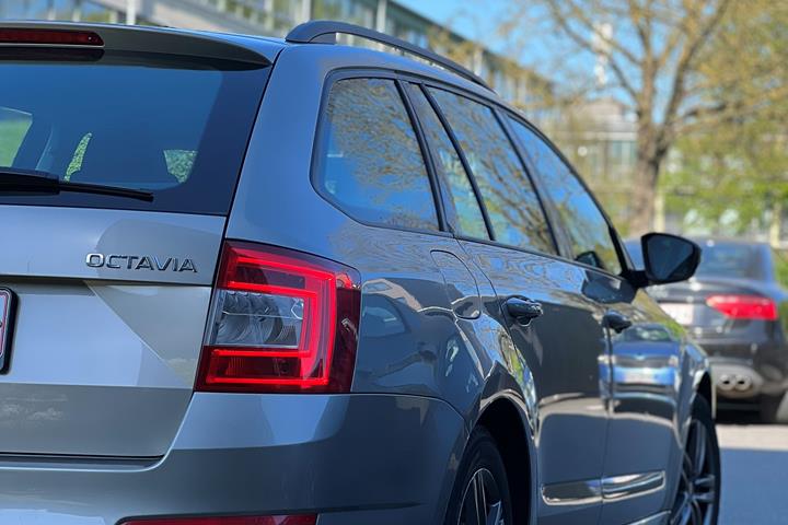 Brun Skoda Octavia fra 2014