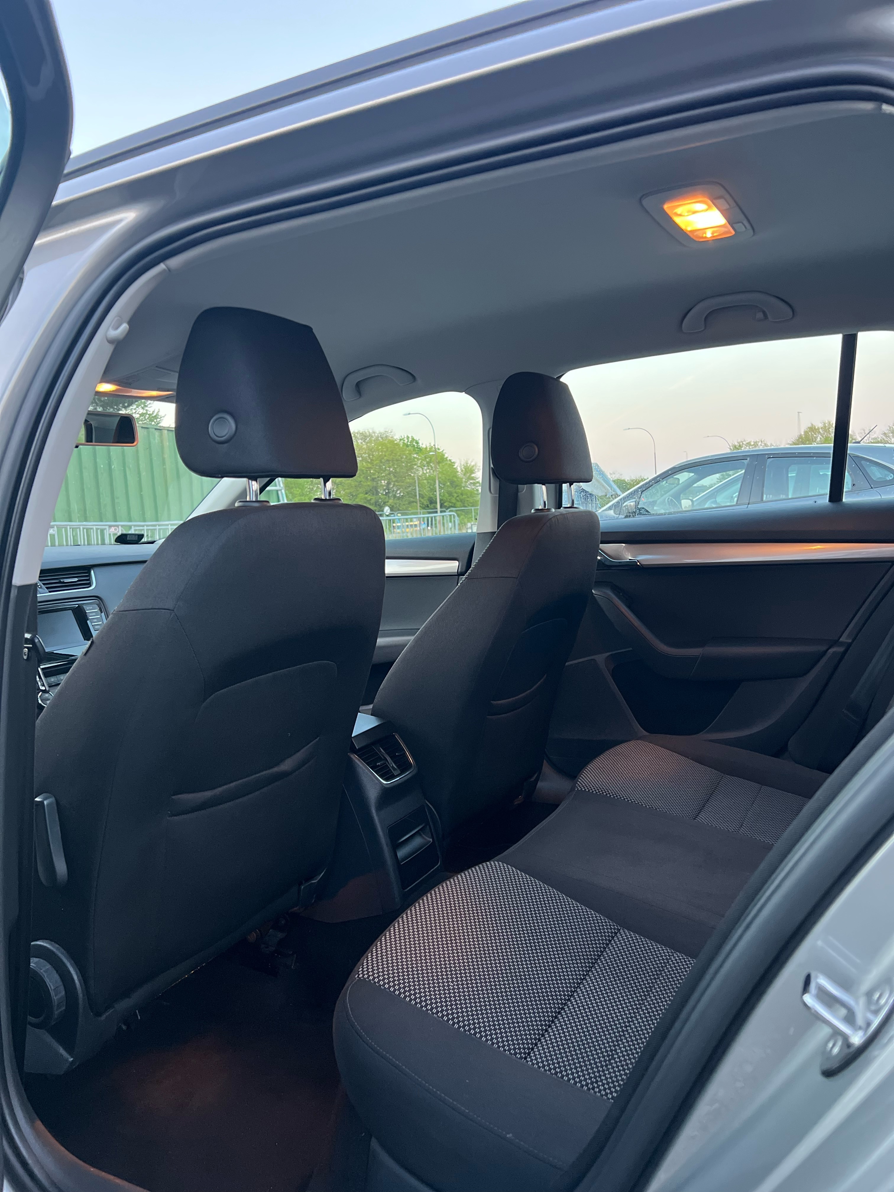 Brun Skoda Octavia fra 2014