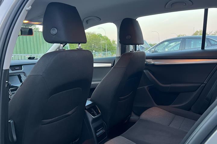 Brun Skoda Octavia fra 2014