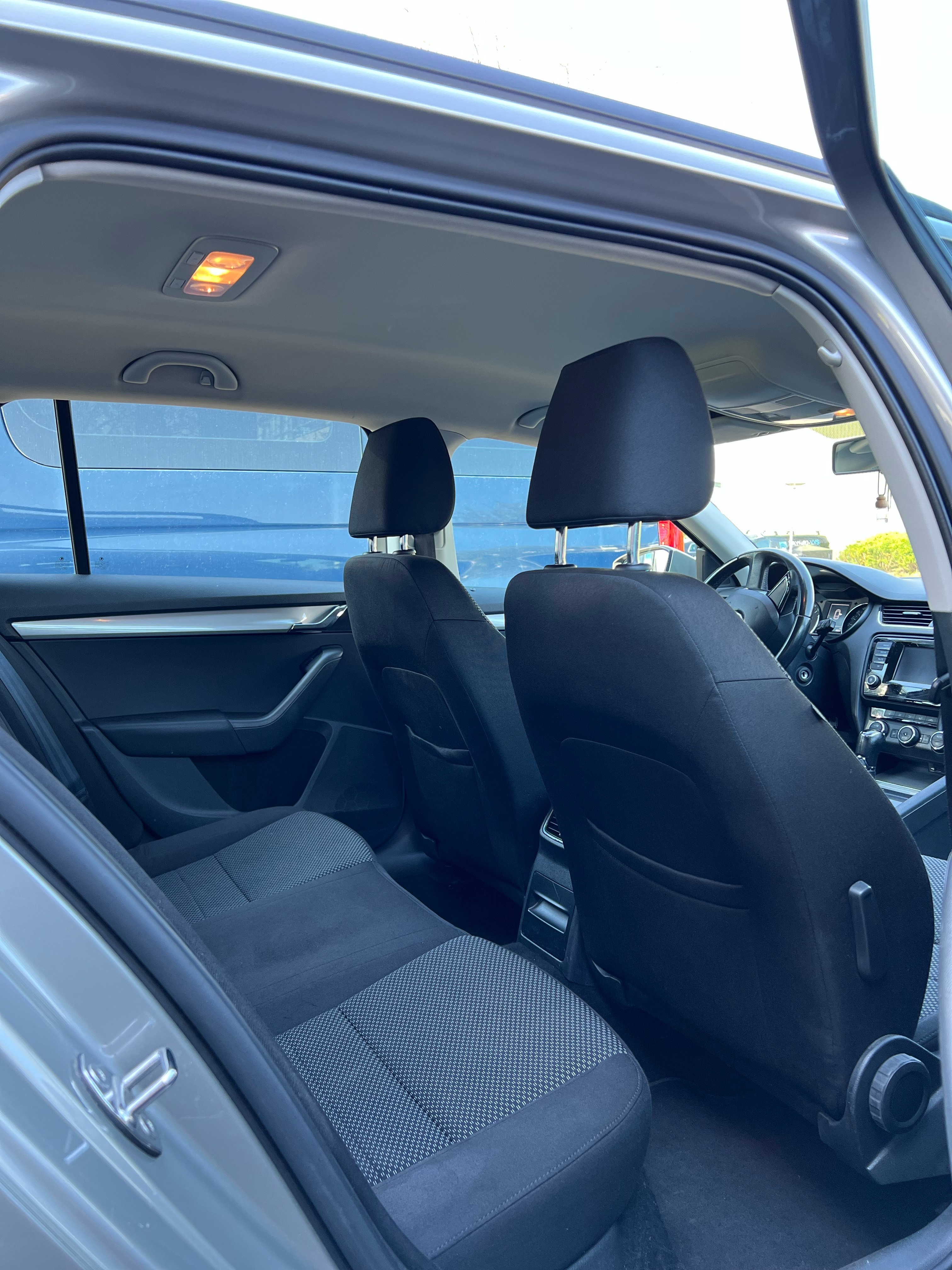 Brun Skoda Octavia fra 2014