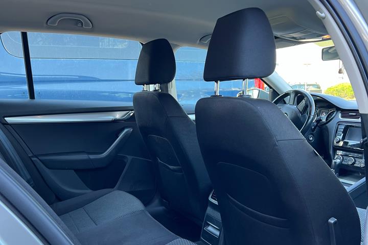 Brun Skoda Octavia fra 2014