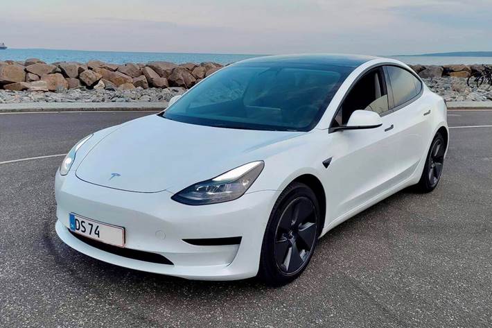 Hvid Tesla Model 3 fra 2021