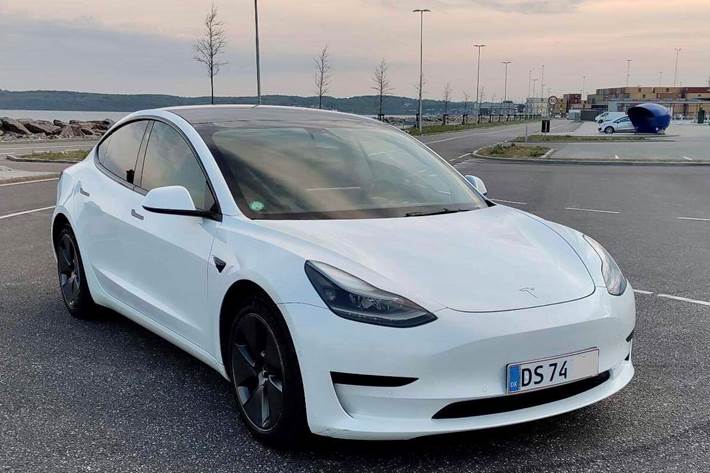 Hvid Tesla Model 3 fra 2021