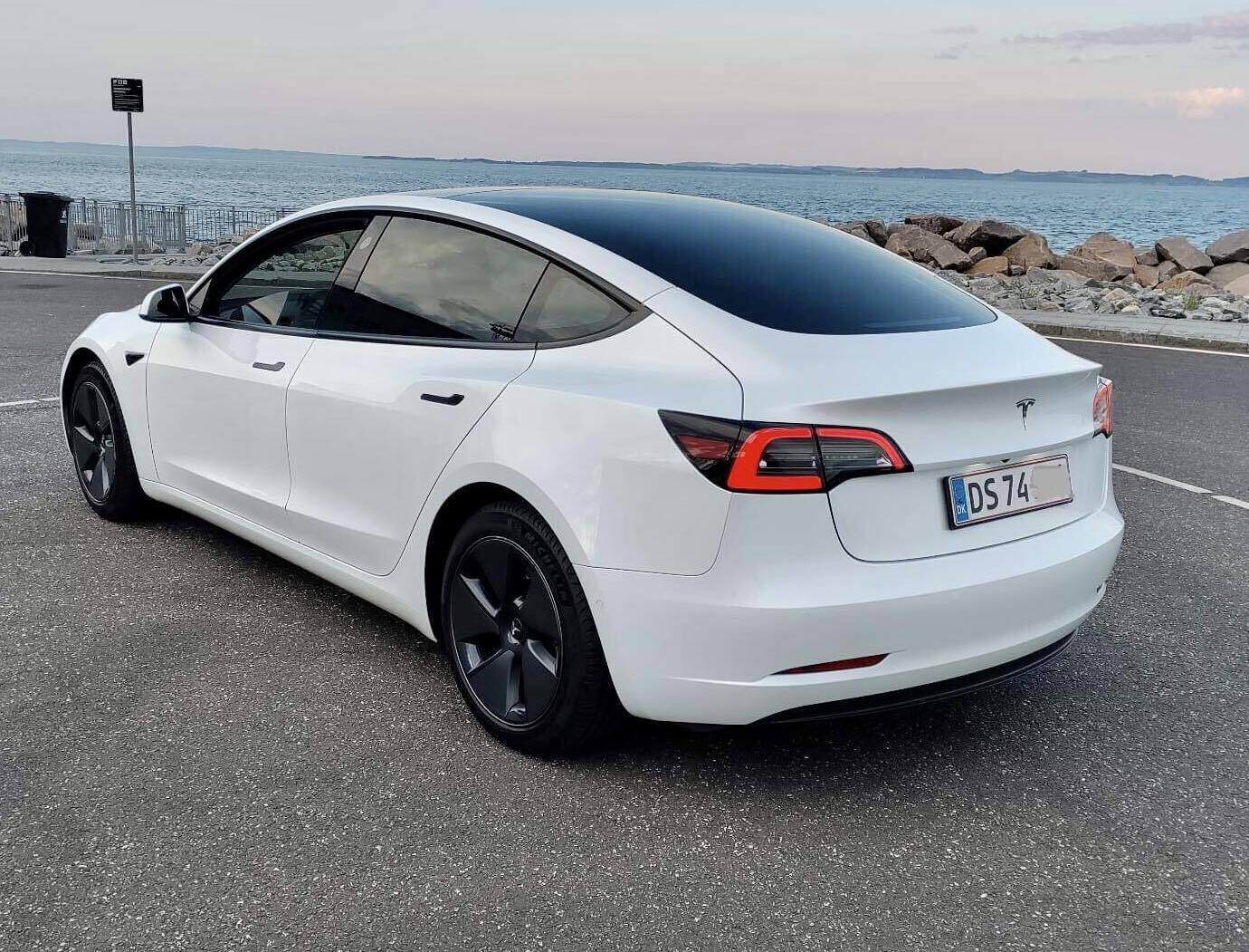 Hvid Tesla Model 3 fra 2021