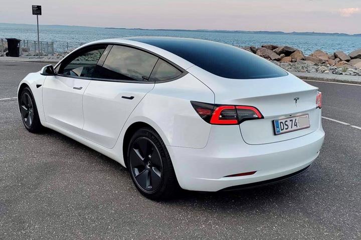 Hvid Tesla Model 3 fra 2021