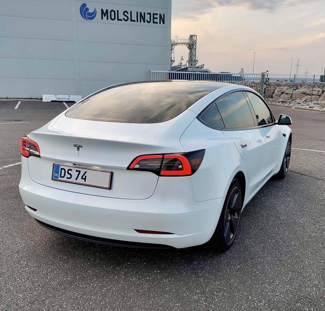 Hvid Tesla Model 3 fra 2021
