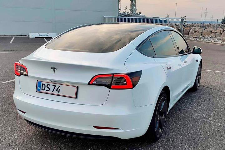 Hvid Tesla Model 3 fra 2021