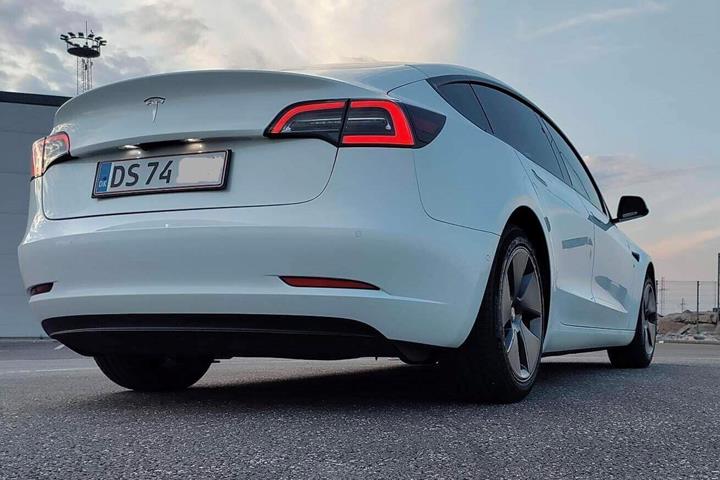 Hvid Tesla Model 3 fra 2021