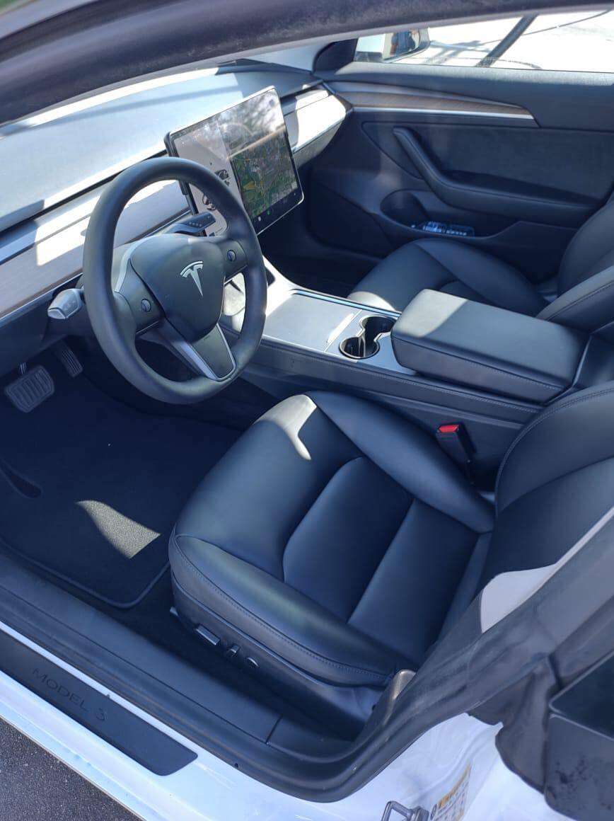Hvid Tesla Model 3 fra 2021