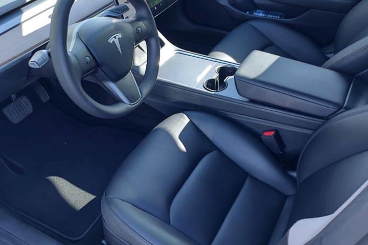 Hvid Tesla Model 3 fra 2021