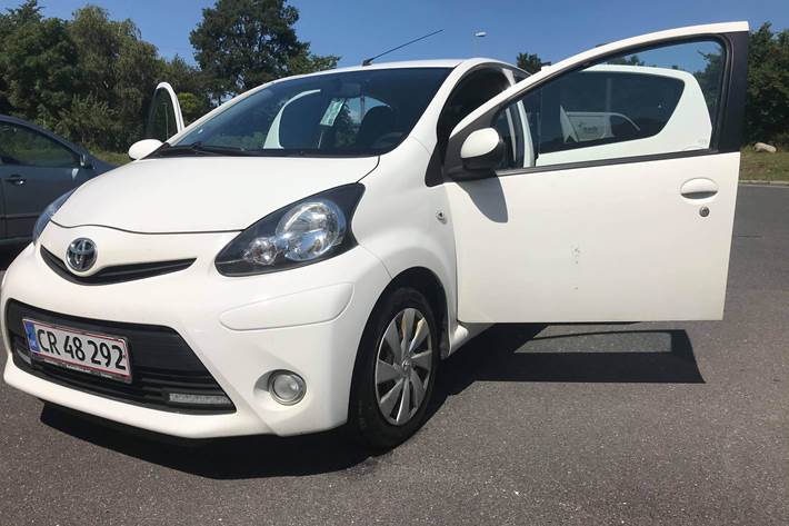 Hvid Toyota Aygo fra 2013