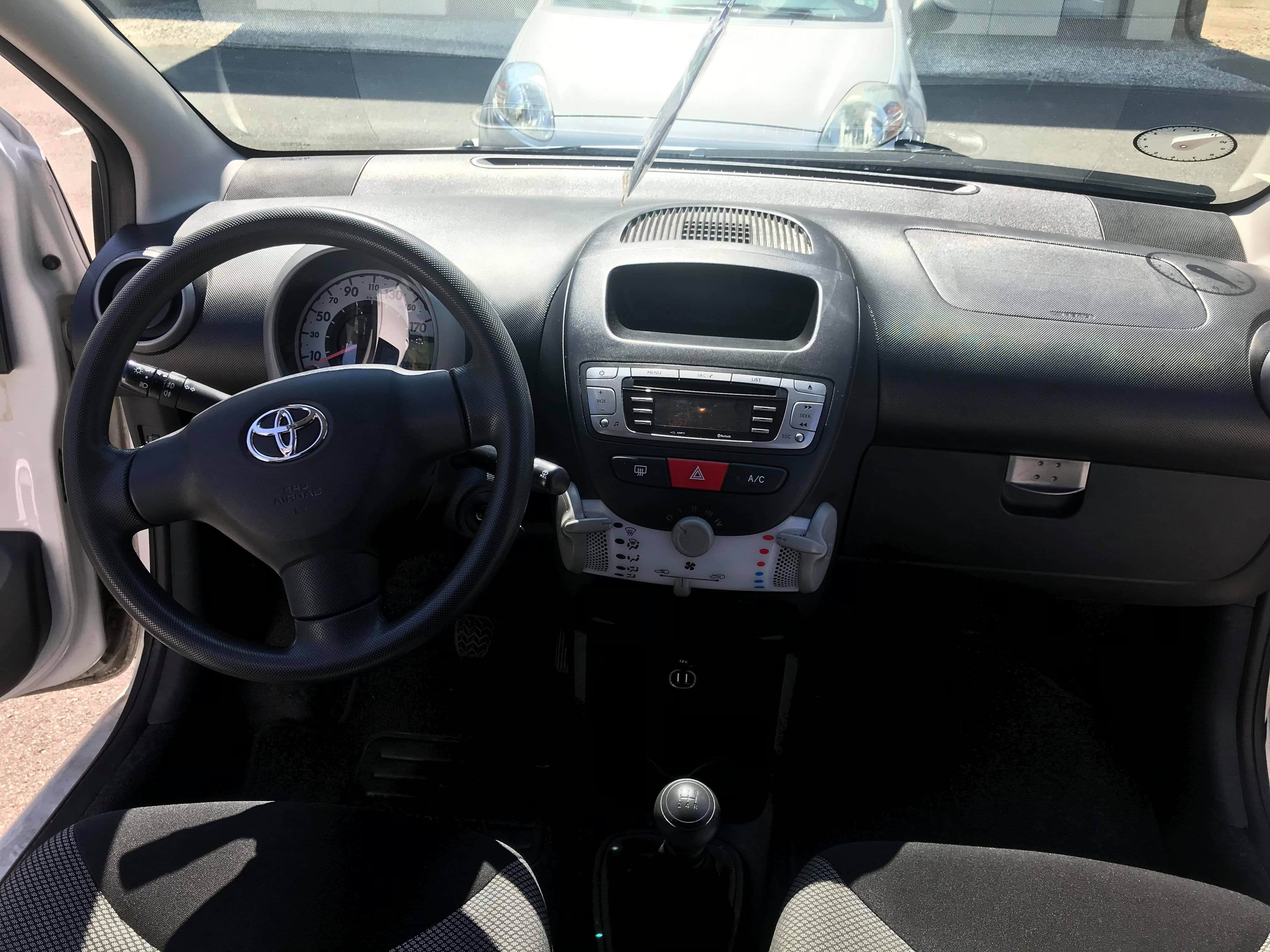 Hvid Toyota Aygo fra 2013
