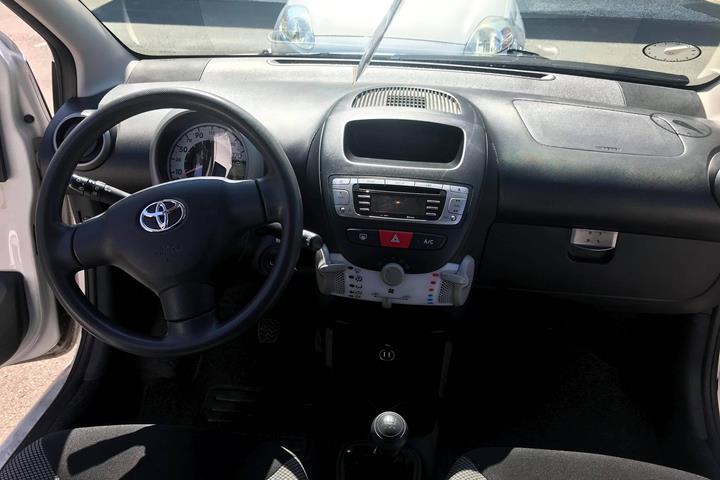 Hvid Toyota Aygo fra 2013