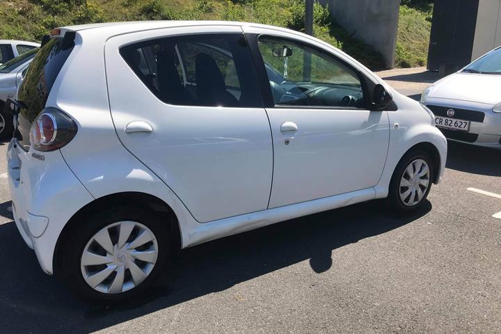 Hvid Toyota Aygo fra 2013