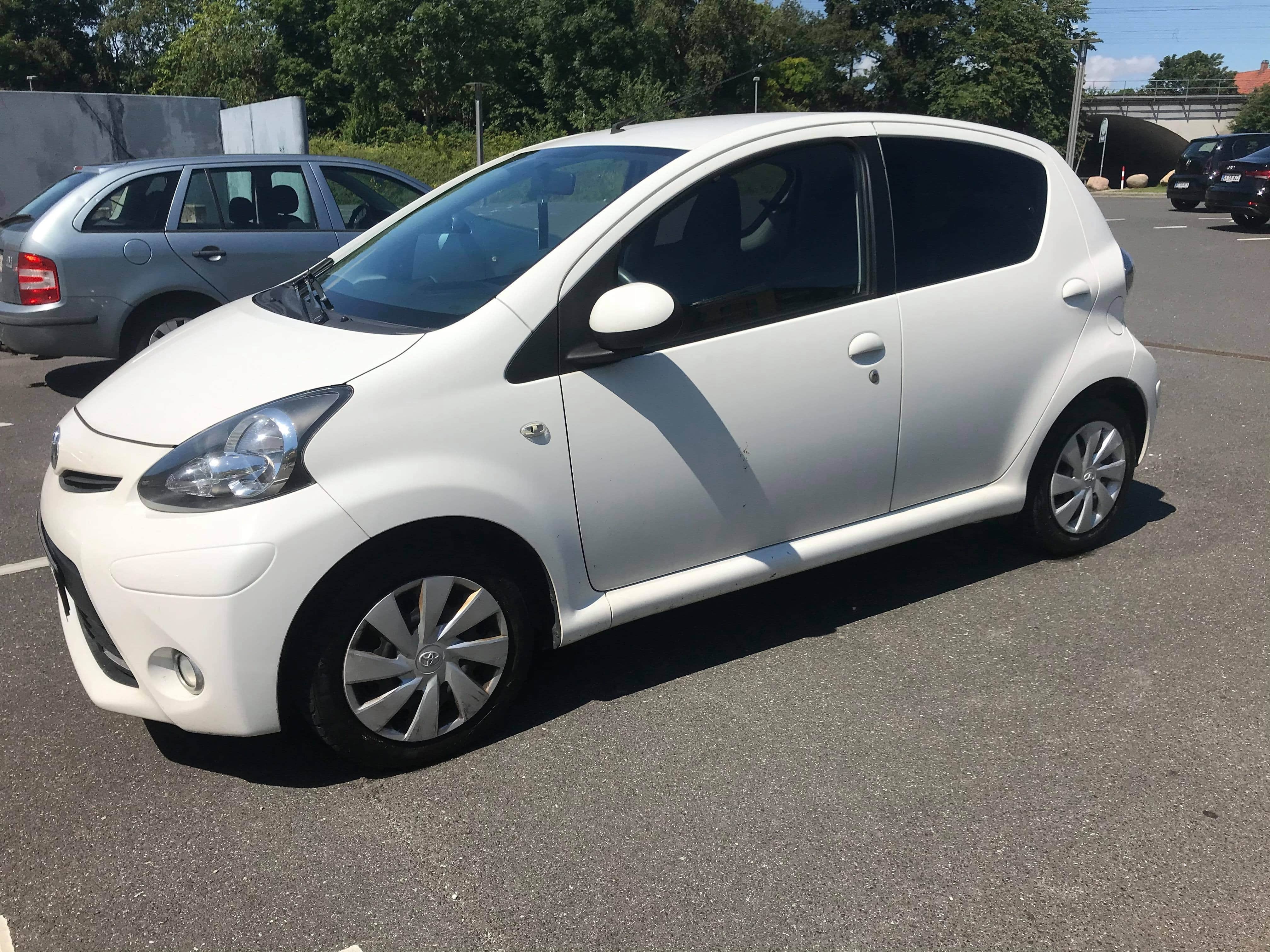 Hvid Toyota Aygo fra 2013