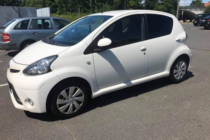 Hvid Toyota Aygo fra 2013