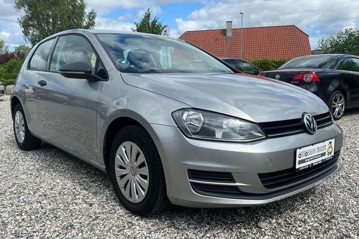 Grå VW Golf VII fra 2014