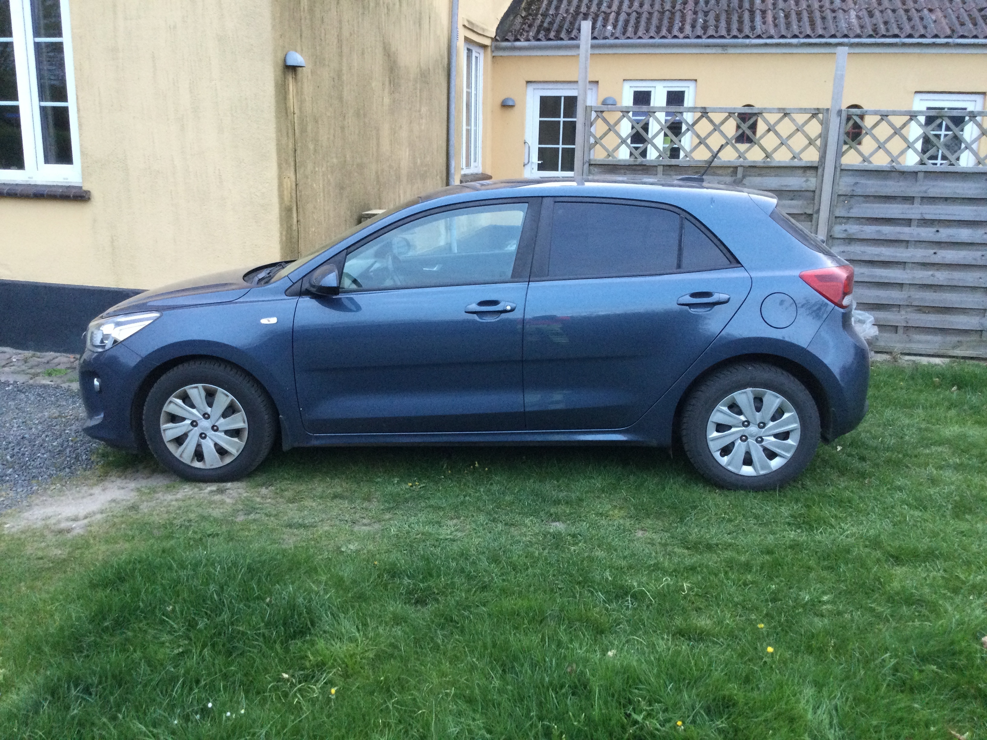 Blå Kia Rio fra 2019