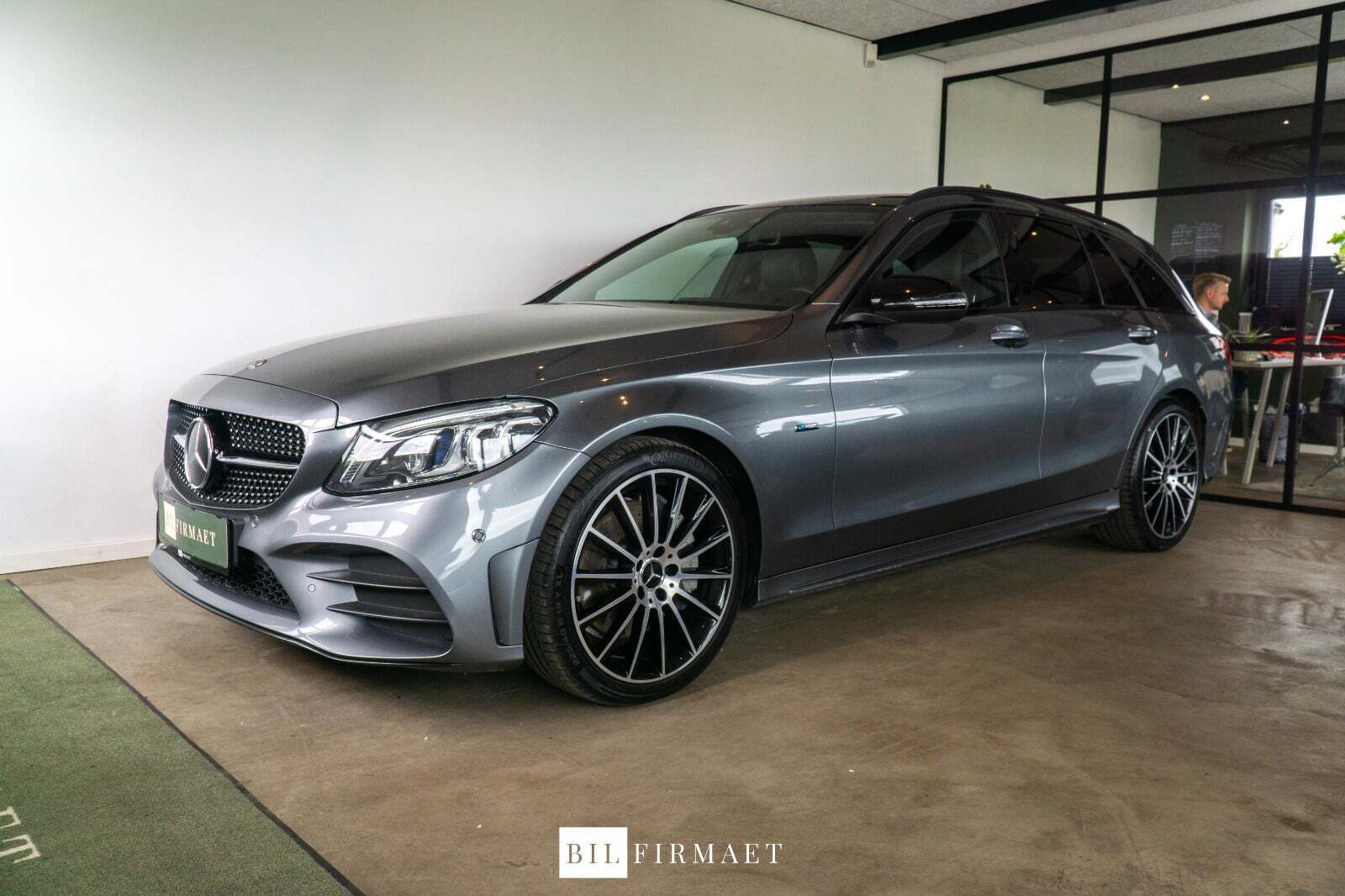 Grå Mercedes C300 de fra 2019