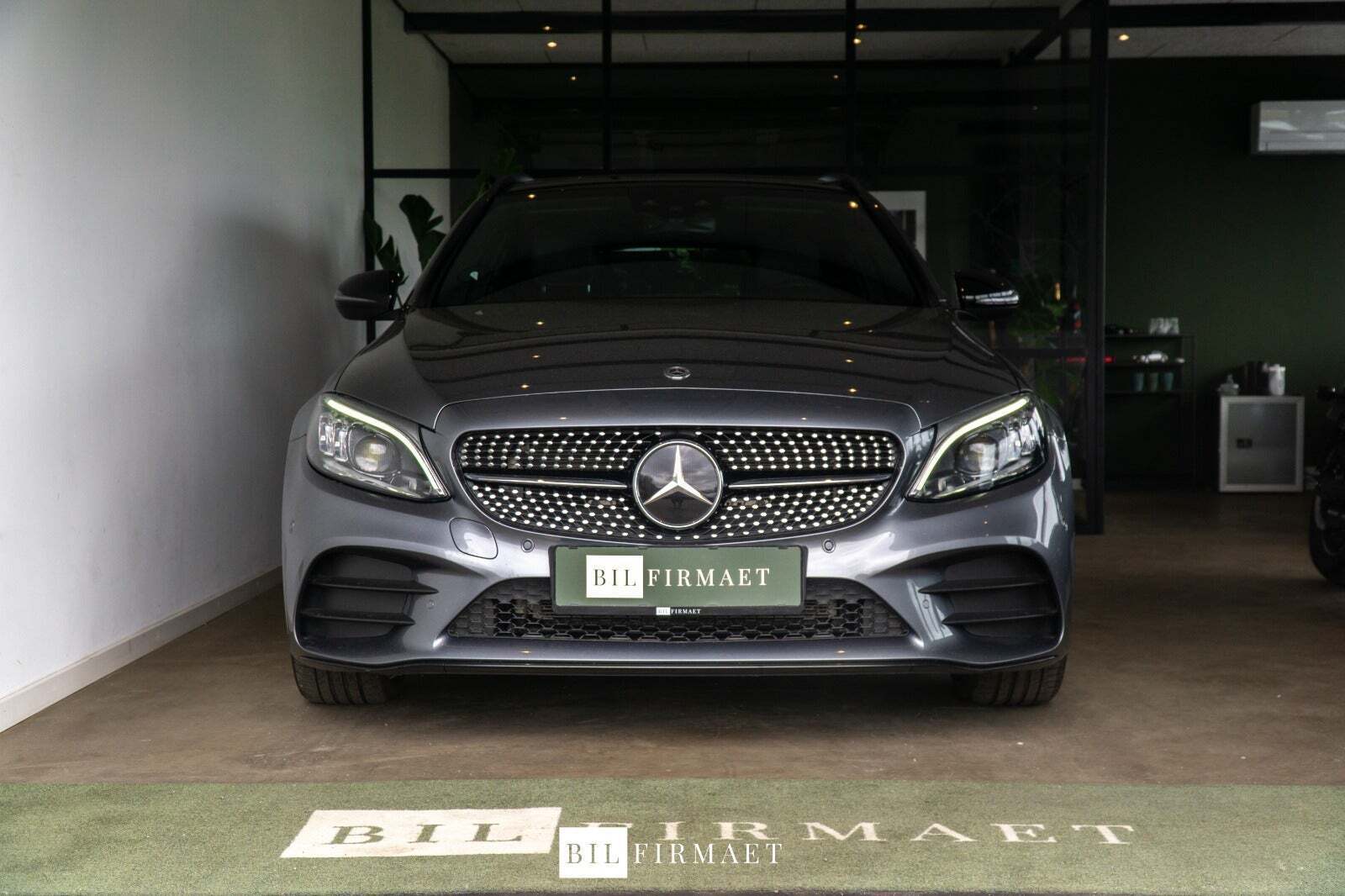 Grå Mercedes C300 de fra 2019