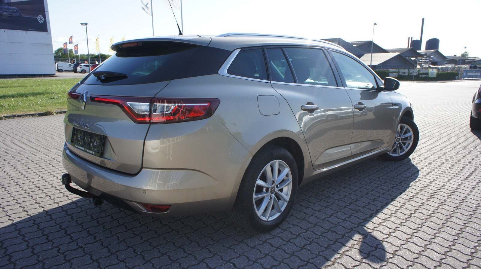 Beige Renault Megane IV fra 2019