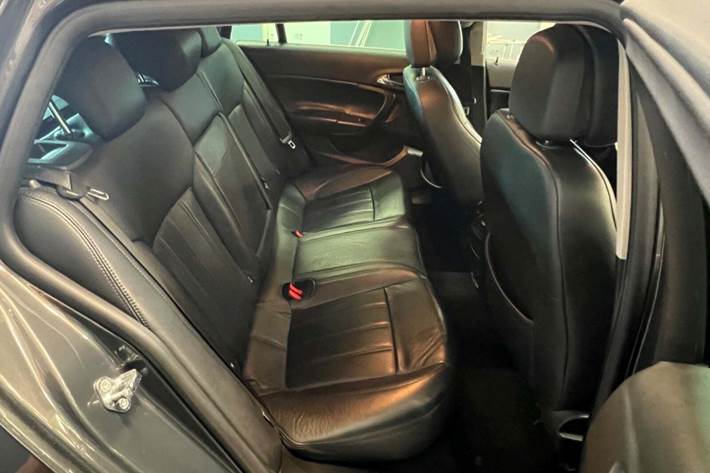 Grå Opel Insignia fra 2014