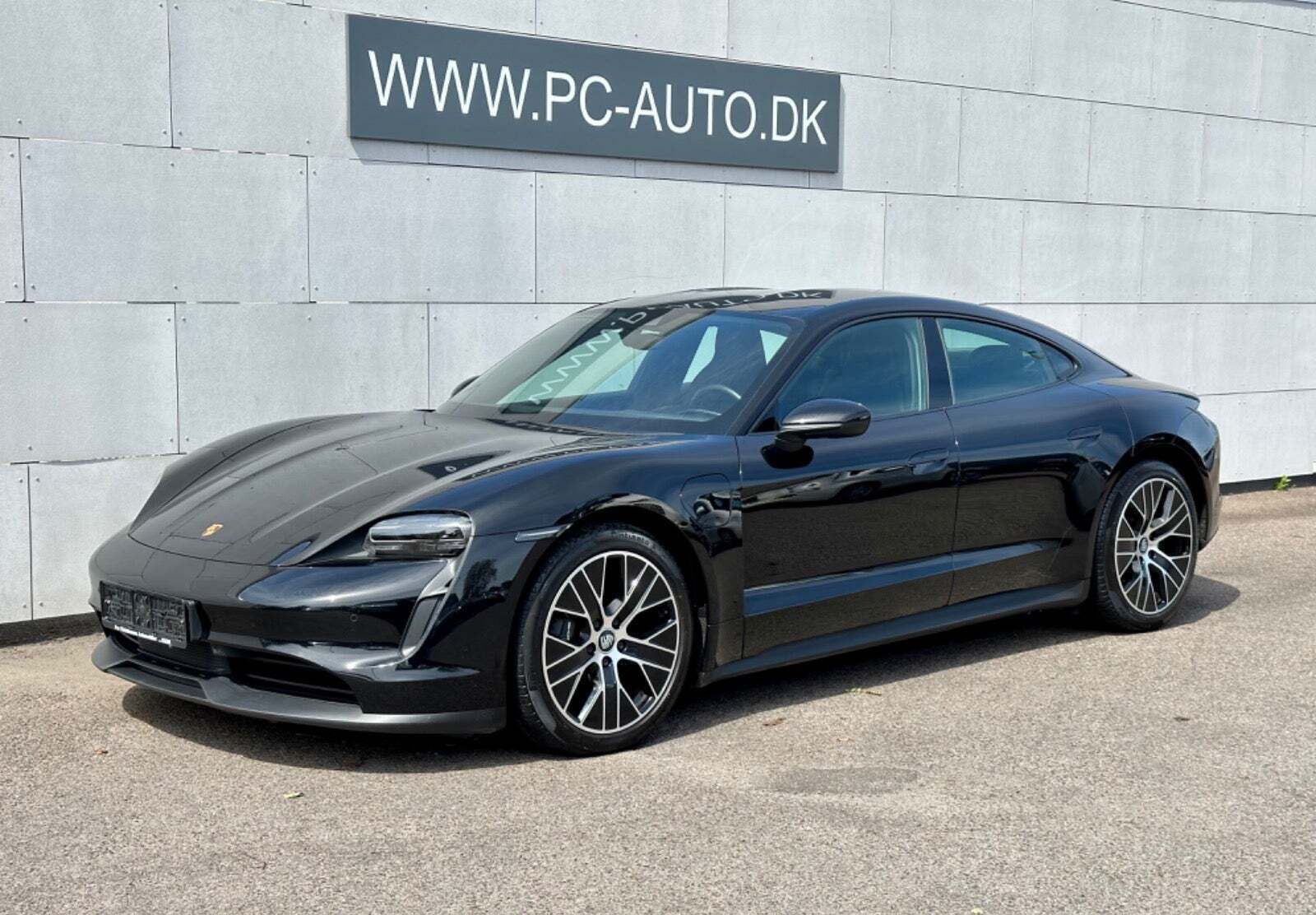 Sort Porsche Taycan fra 2021