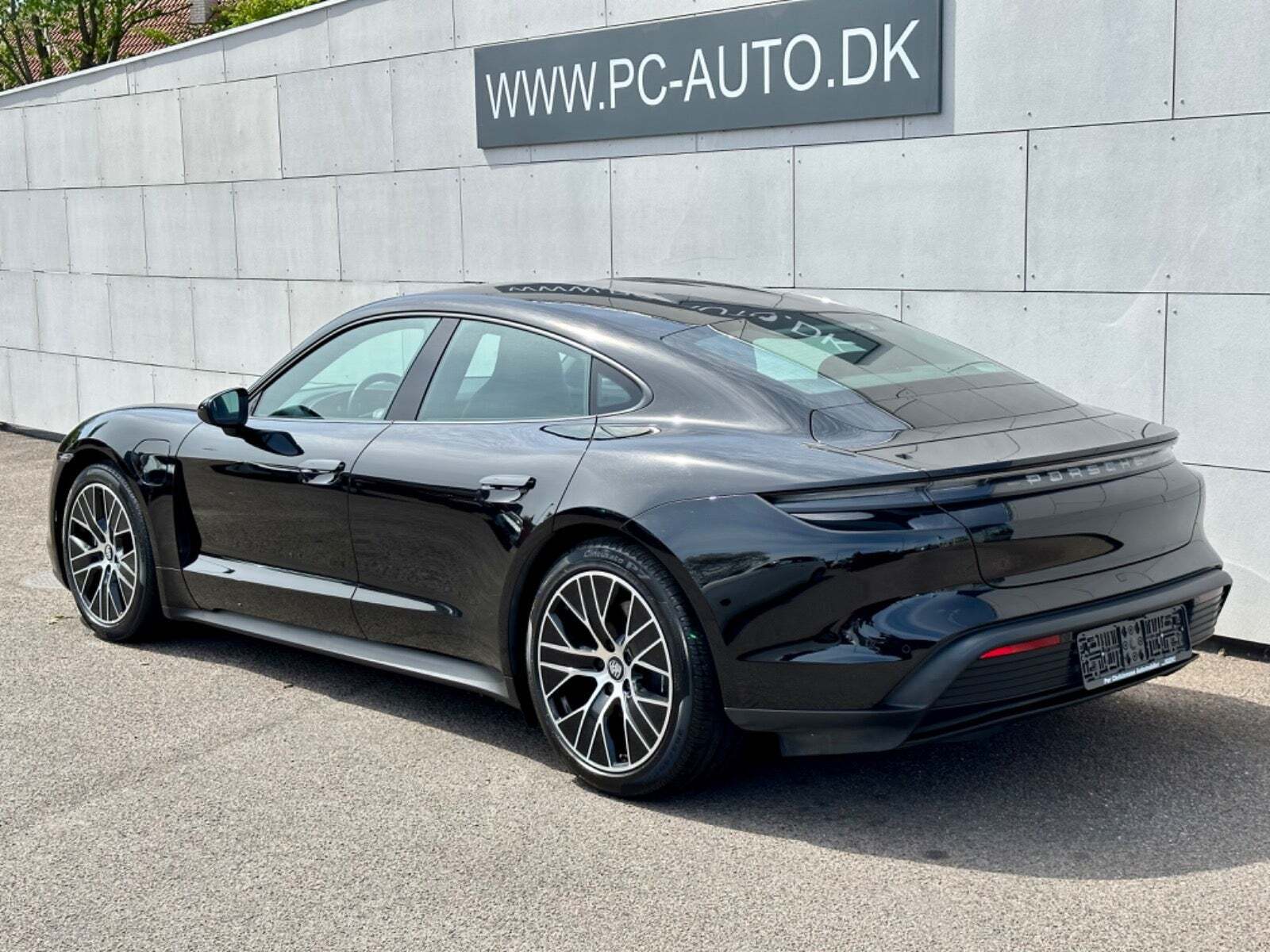 Sort Porsche Taycan fra 2021