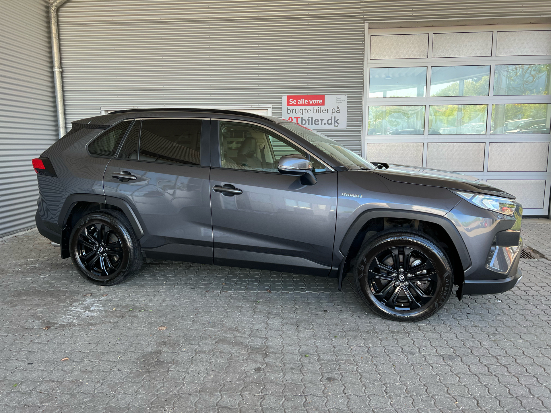 Grå Toyota RAV4 fra 2020