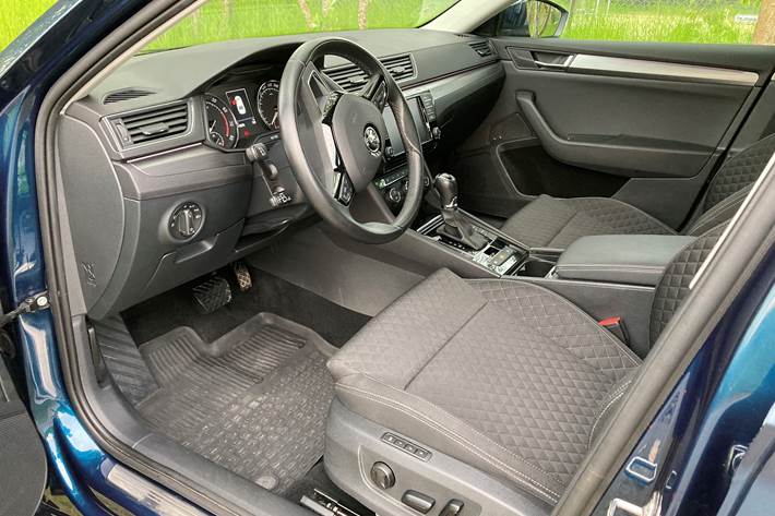 Blå Skoda Superb fra 2017