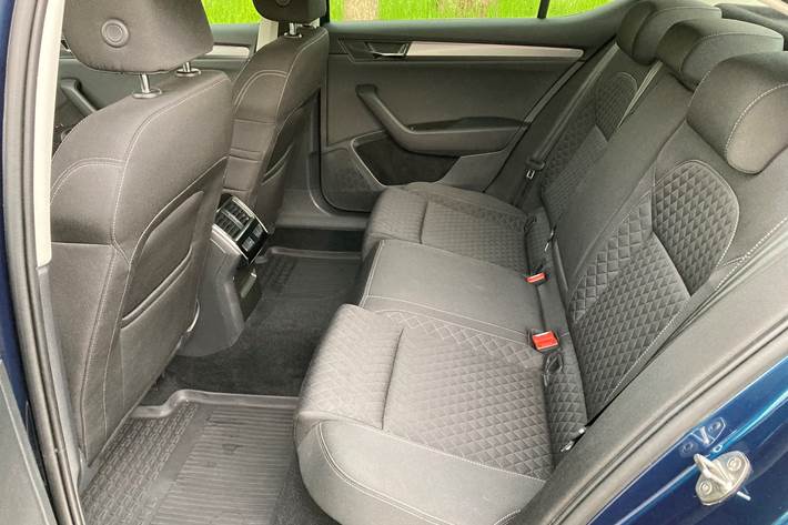 Blå Skoda Superb fra 2017