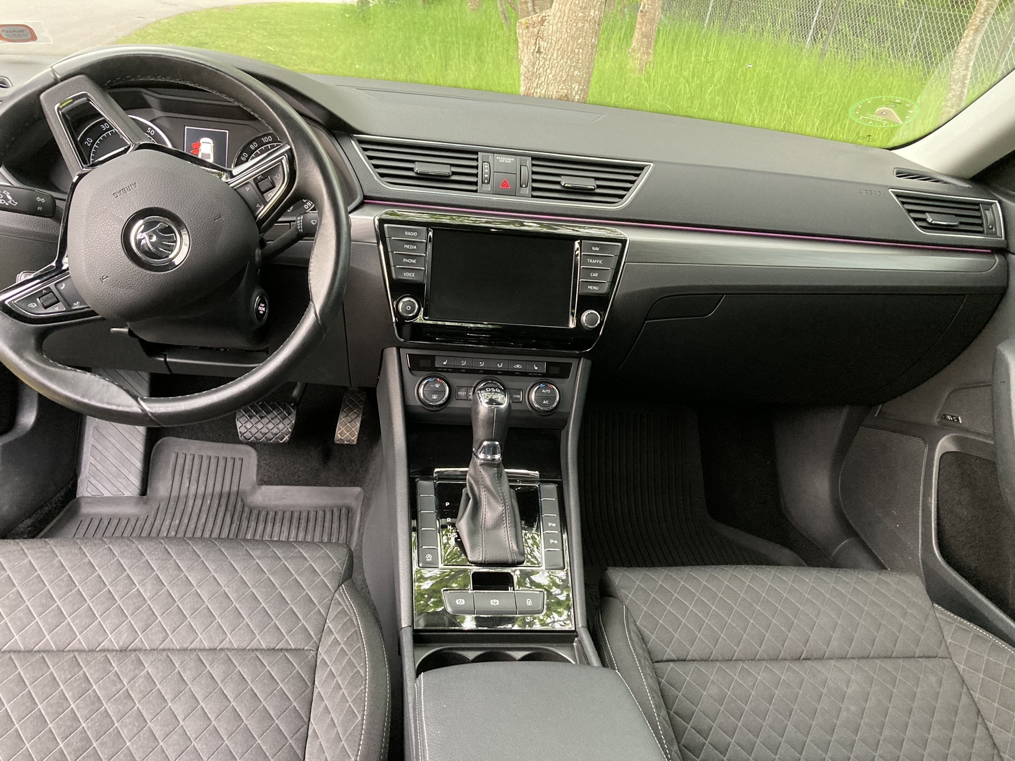 Blå Skoda Superb fra 2017