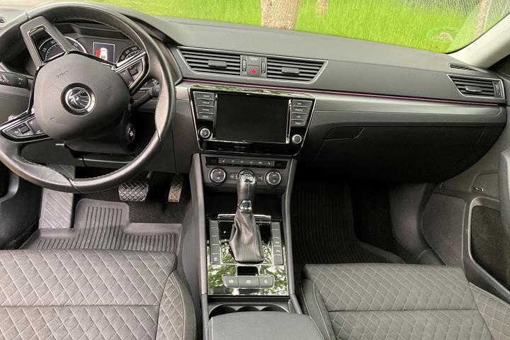 Blå Skoda Superb fra 2017
