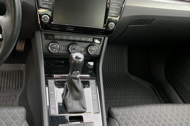 Blå Skoda Superb fra 2017