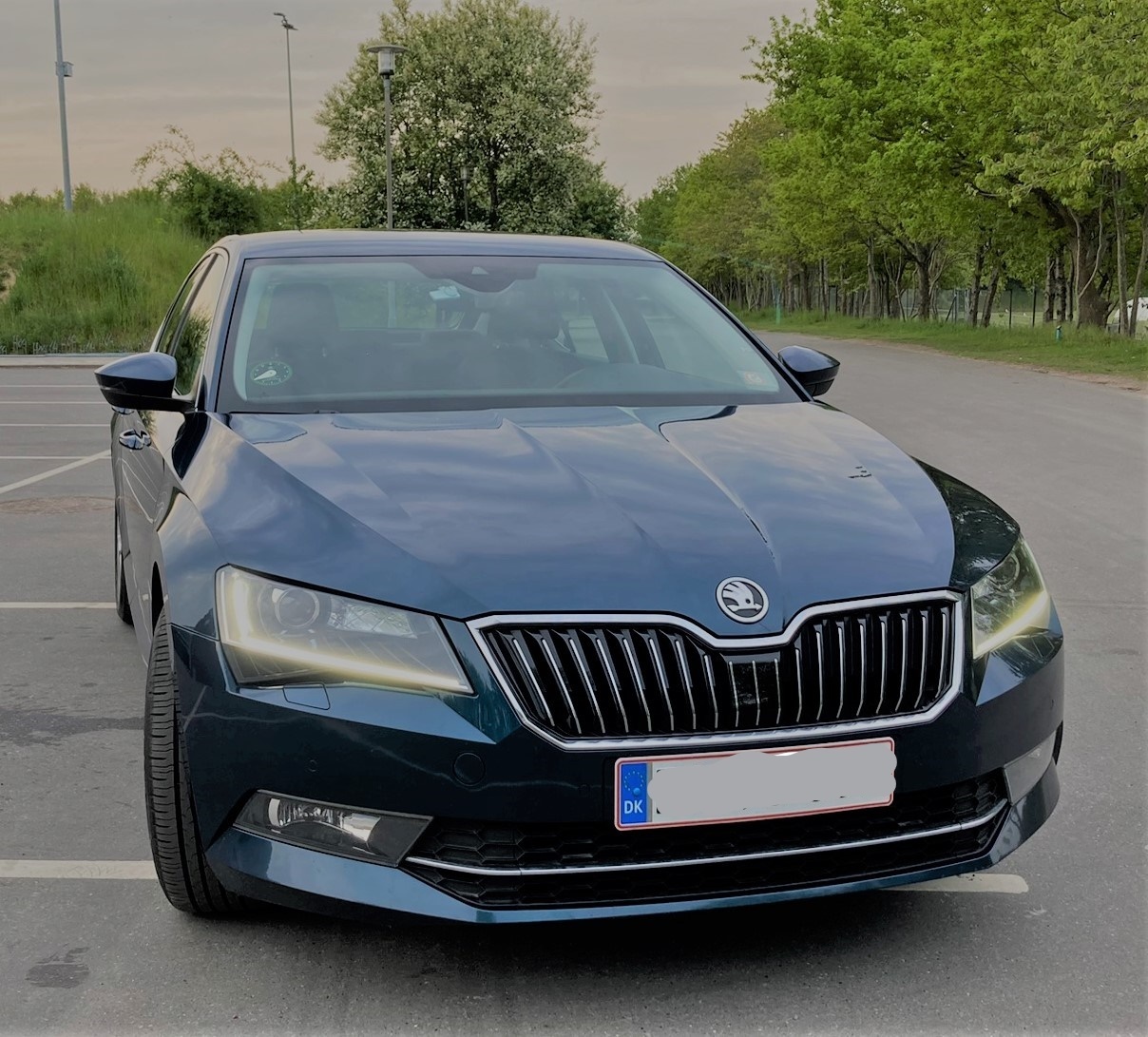Blå Skoda Superb fra 2017