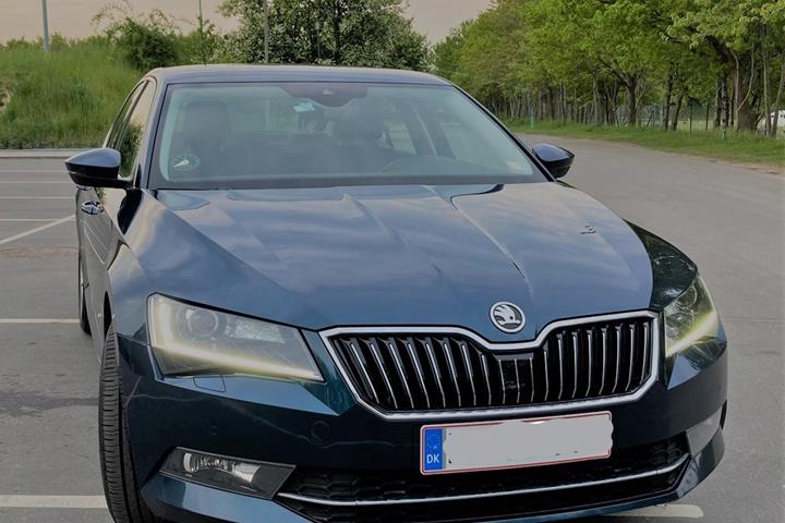 Blå Skoda Superb fra 2017