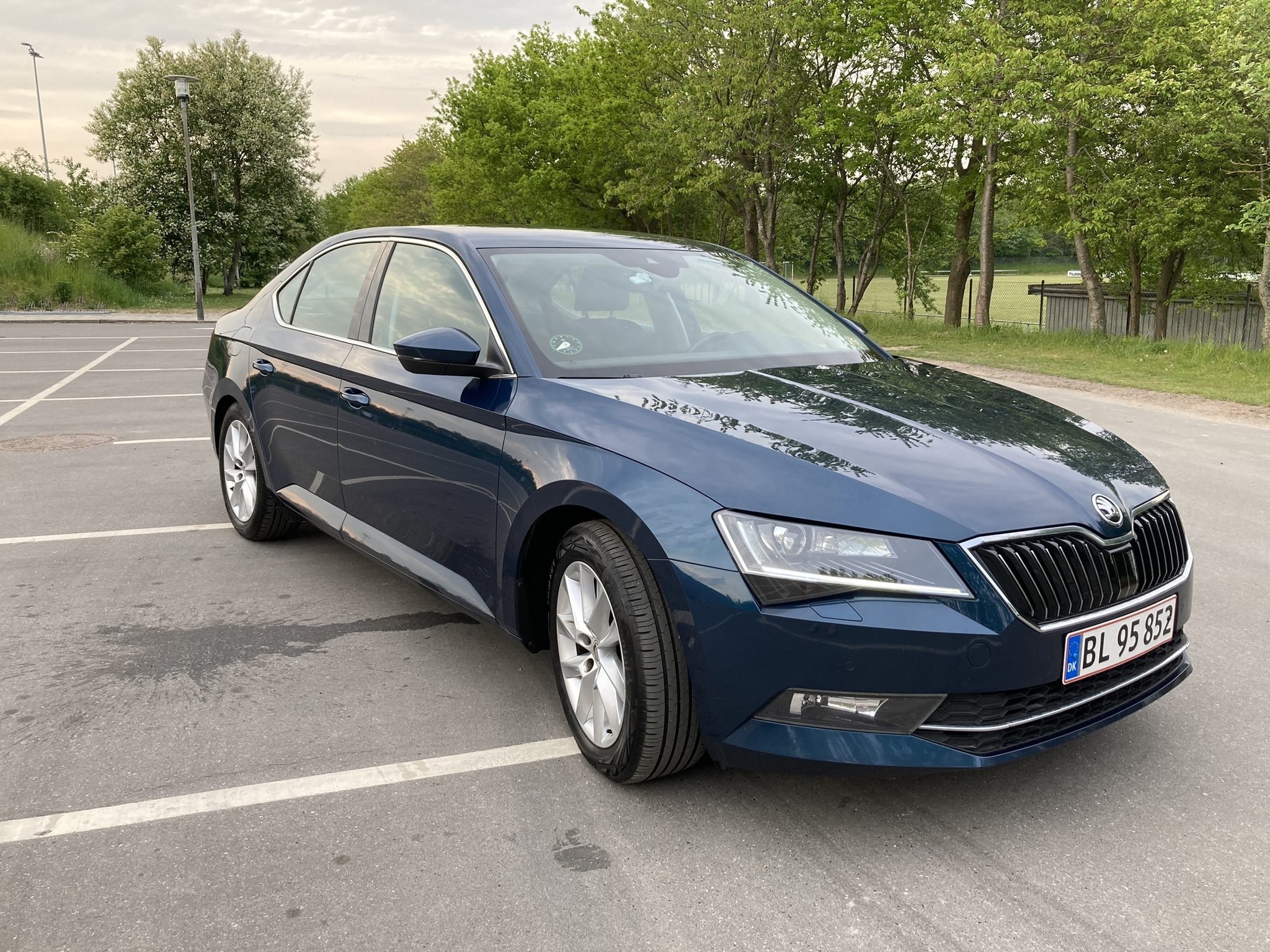 Blå Skoda Superb fra 2017