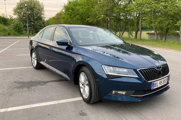 Blå Skoda Superb fra 2017