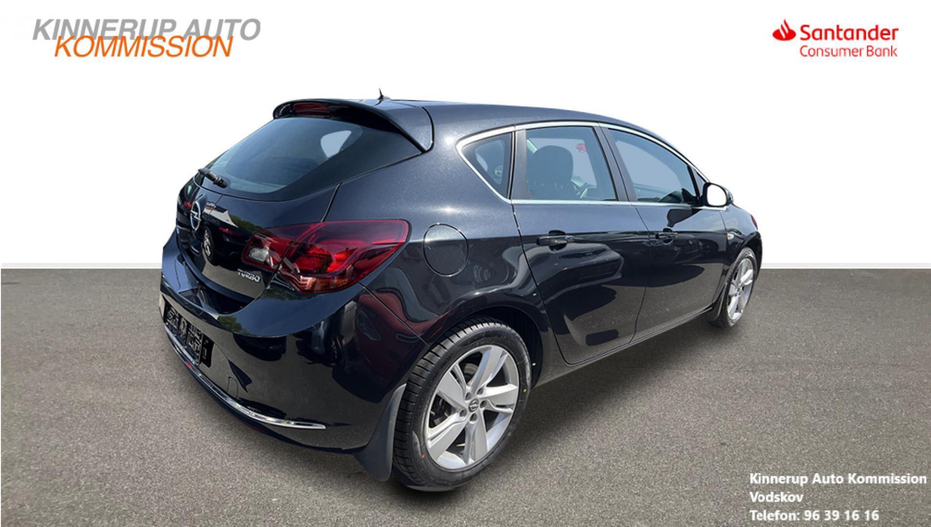 Sort Opel Astra fra 2014