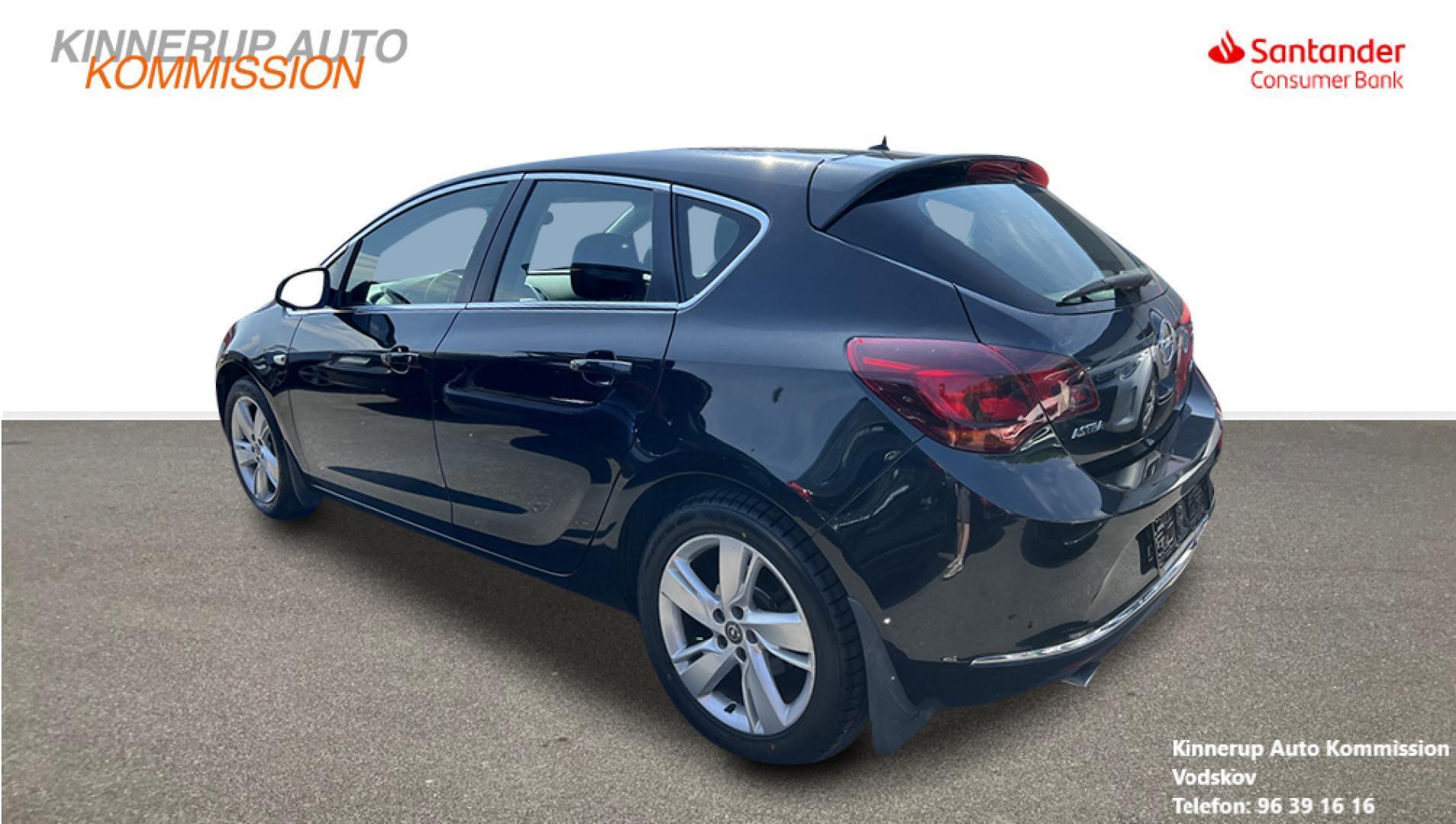 Sort Opel Astra fra 2014