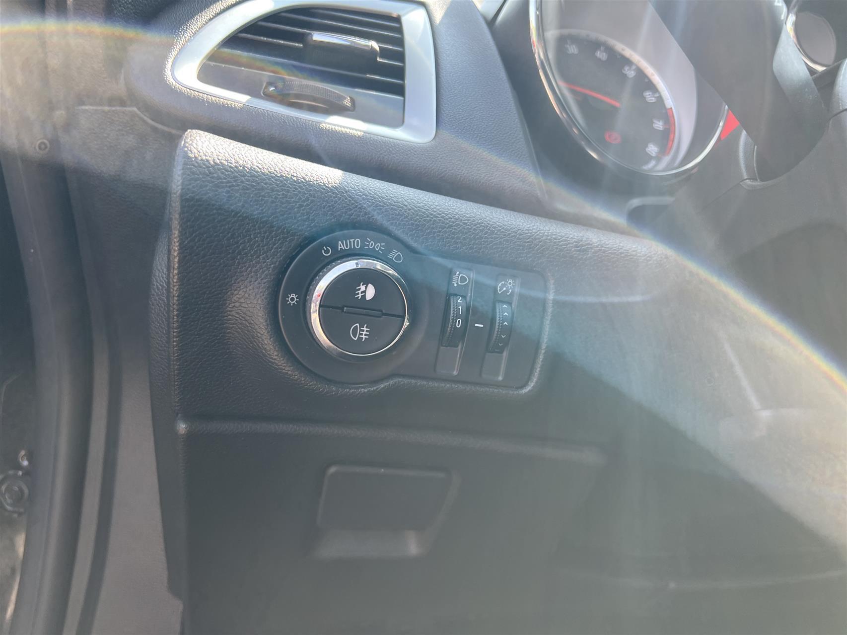 Sort Opel Astra fra 2014